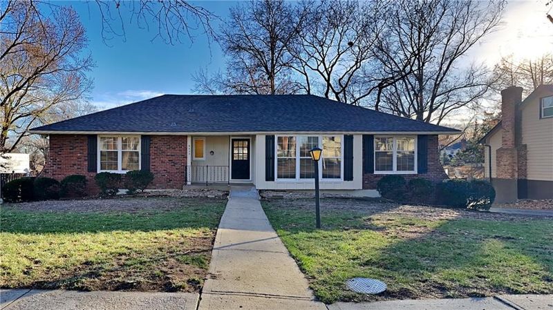 5433 NW 70th St, Kansas City, MO 64151