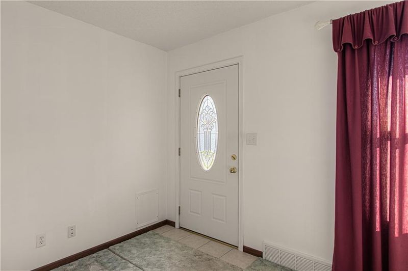 5716 W 71st St, Overland Park, KS 66204