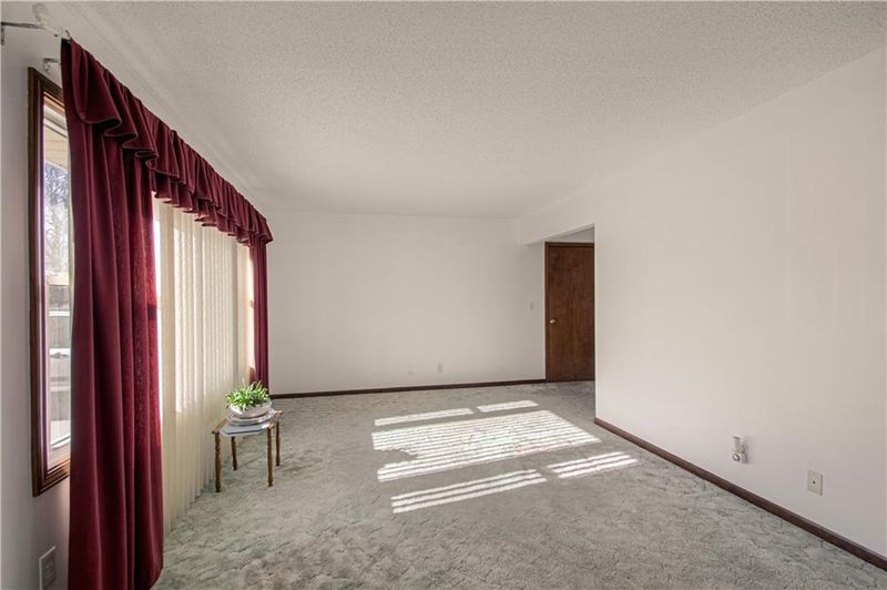 5716 W 71st St, Overland Park, KS 66204