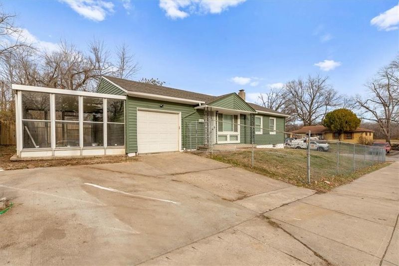 5216 E 41st St, Kansas City, MO 64130