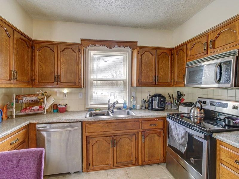 9723 Hillcrest Rd, Kansas City, MO 64134