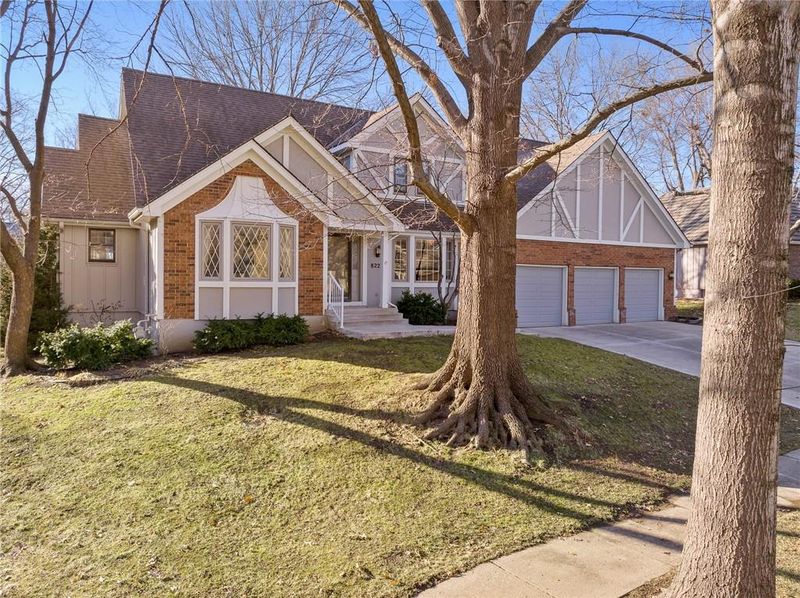 8222 W 100th Ter, Overland Park, KS 66212