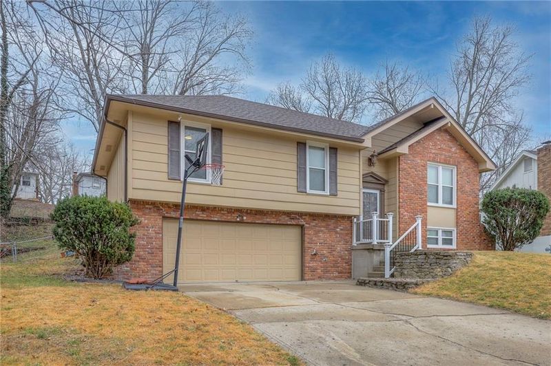5703 Raintree Dr, Kansas City, MO 64152
