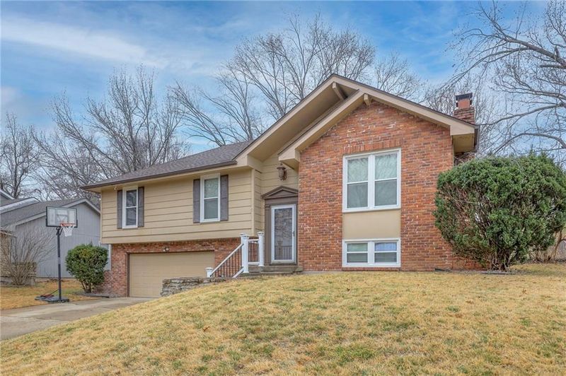 5703 Raintree Dr, Kansas City, MO 64152