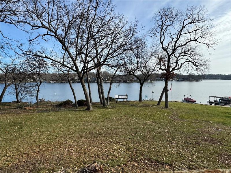 9 Anchor Dr, Lake Tapawingo, MO 64015