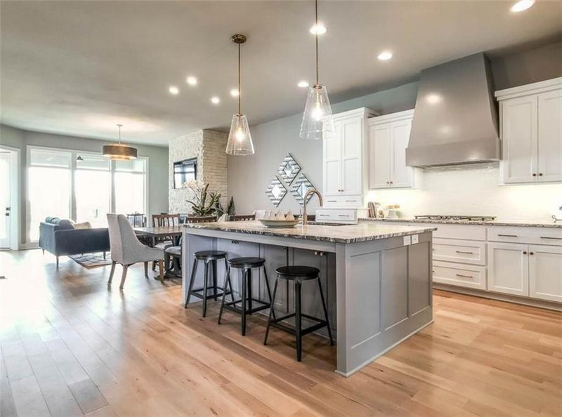 21918 W 82nd Ter, Lenexa, KS 66220