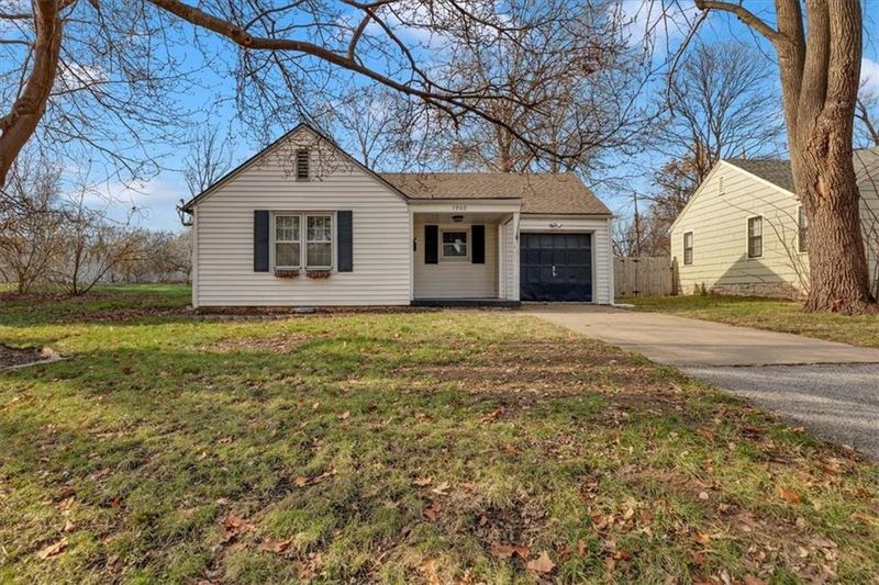 7902 Madison Ave, Kansas City, MO 64114