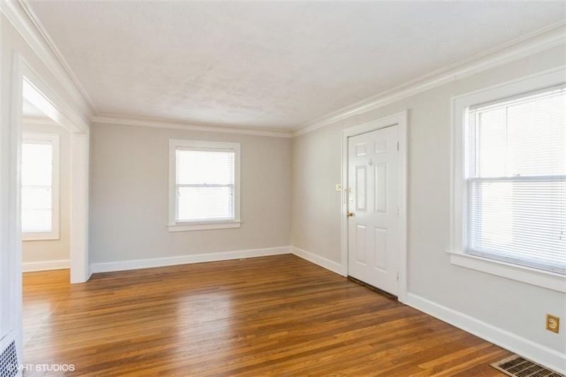 615 E 61st St, Kansas City, MO 64110