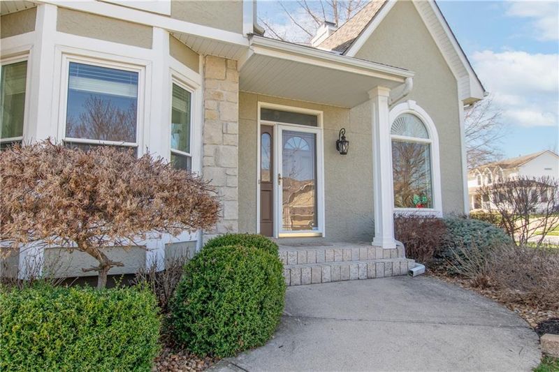 404 SE Williamsburg Dr, Lee's Summit, MO 64063