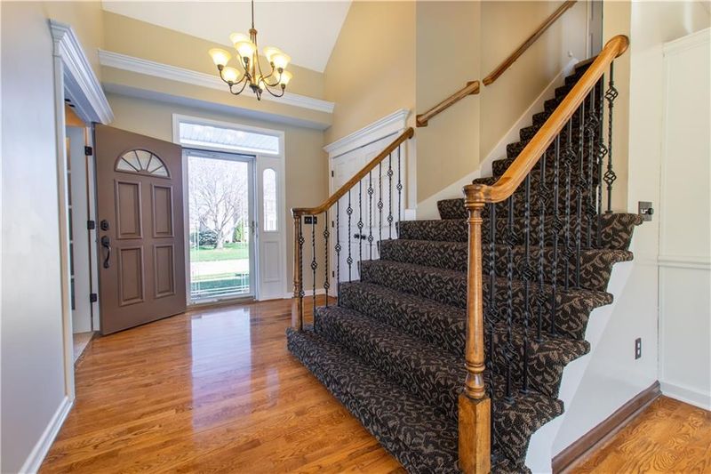 404 SE Williamsburg Dr, Lee's Summit, MO 64063