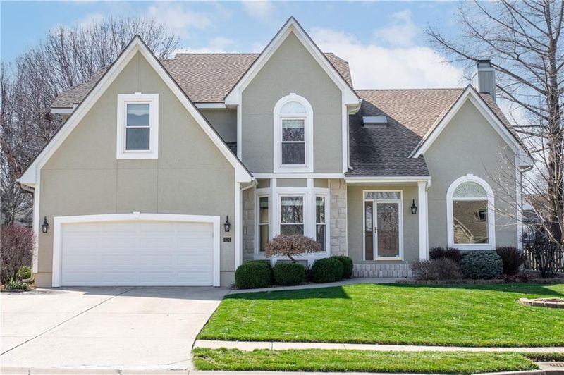 404 SE Williamsburg Dr, Lee's Summit, MO 64063