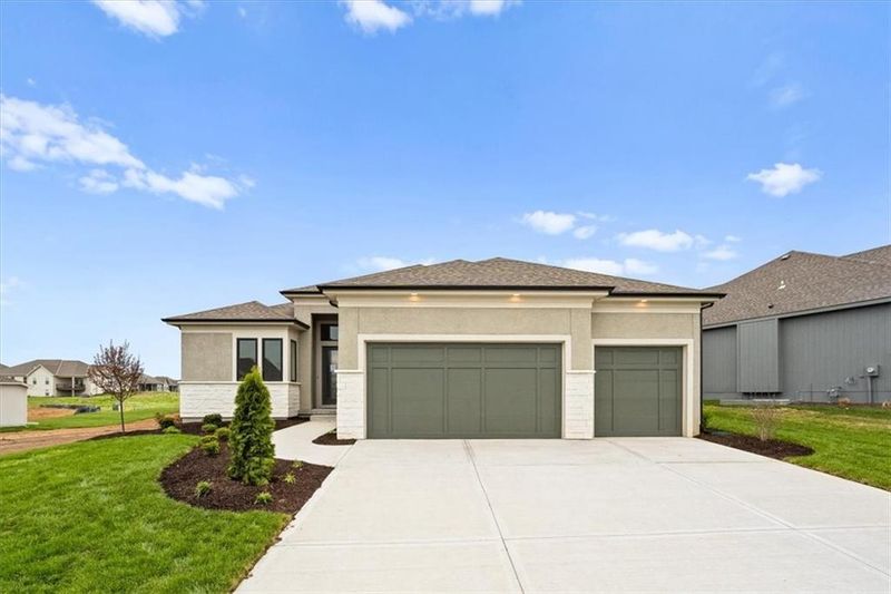 8158 Valley Rd, Lenexa, KS 66220