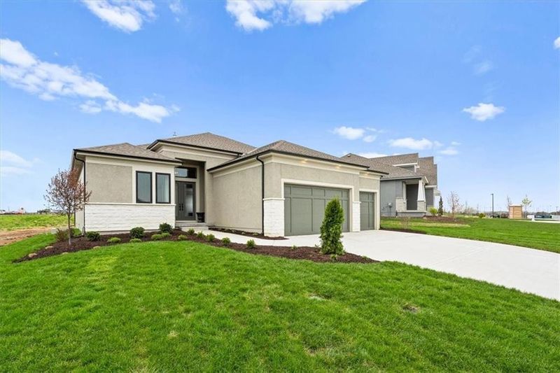 8158 Valley Rd, Lenexa, KS 66220