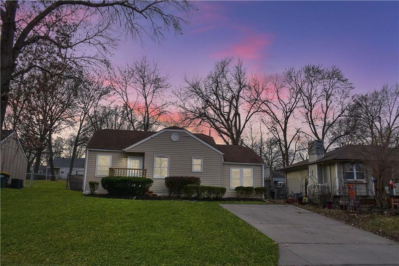 7312 Walmer St, Overland Park, KS 66204