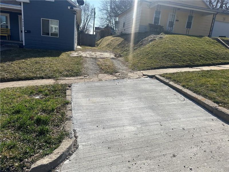 906 Randolph St, St Joseph, MO 64505
