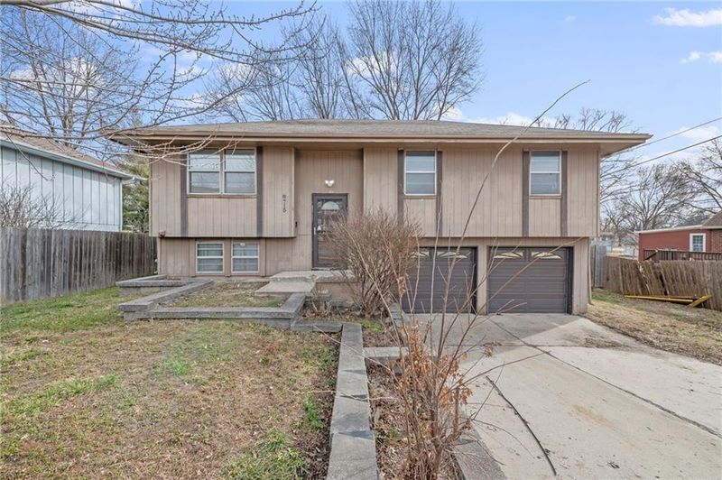 8715 N Oak Trafficway, Kansas City, MO 64155