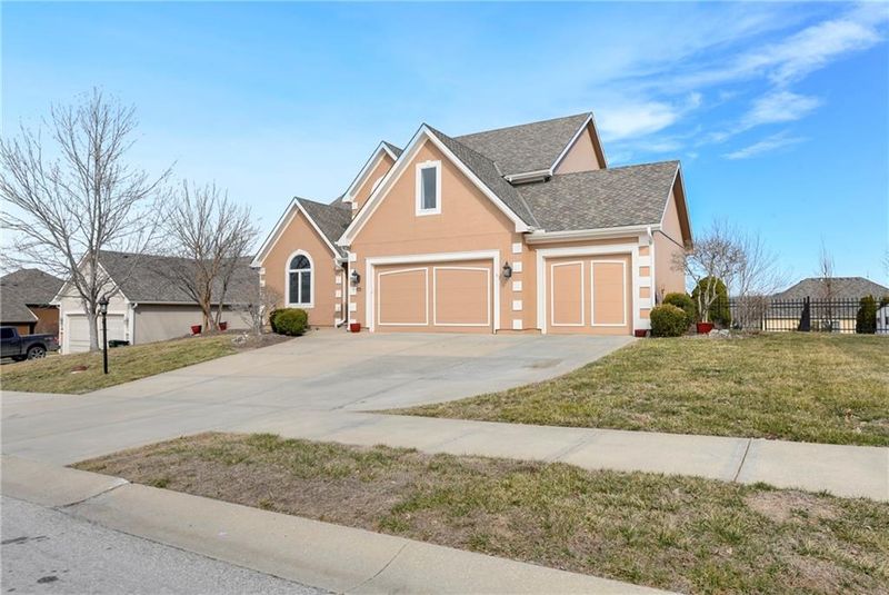 2104 Ridgeview Dr, Leavenworth, KS 66048