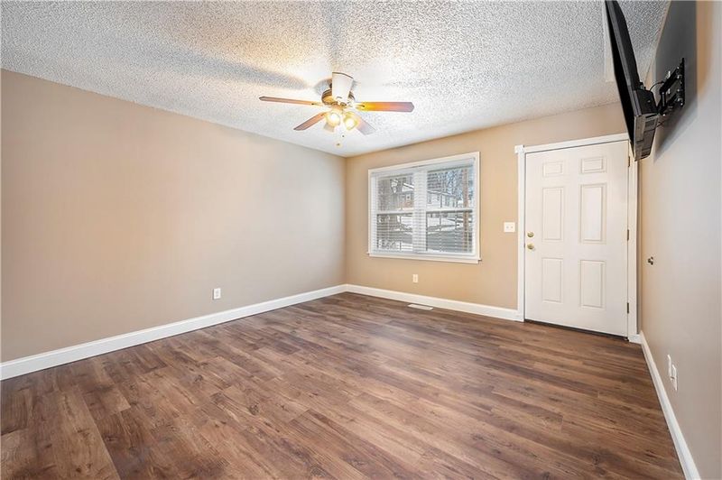 5111 NE 45th St, Kansas City, MO 64117