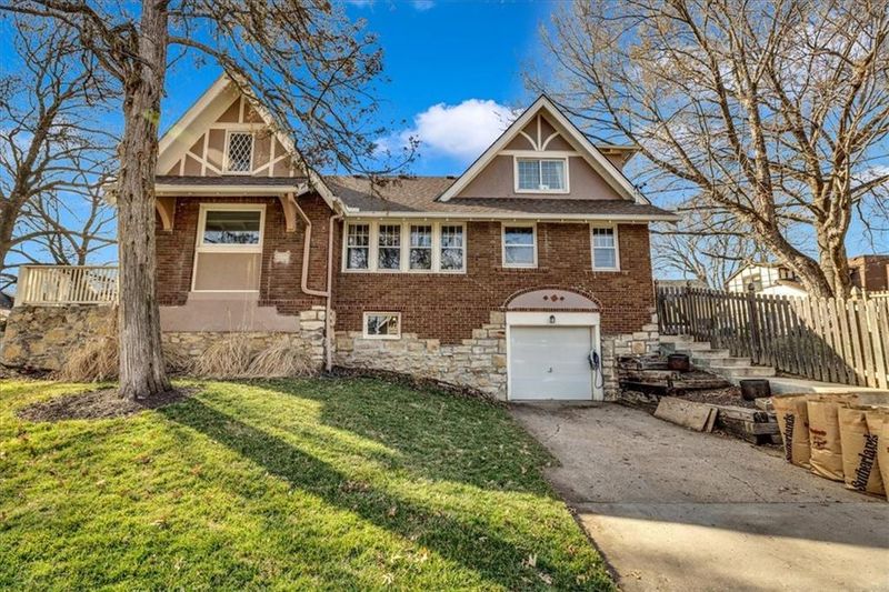 310 E 67th St, Kansas City, MO 64113
