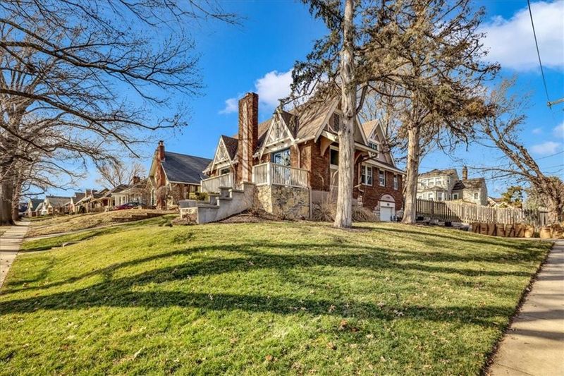 310 E 67th St, Kansas City, MO 64113