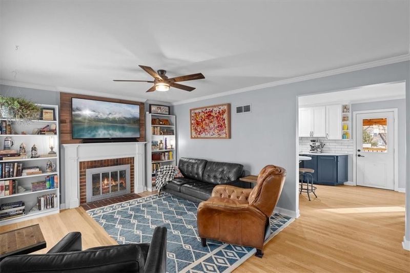 7733 Summit St, Kansas City, MO 64114