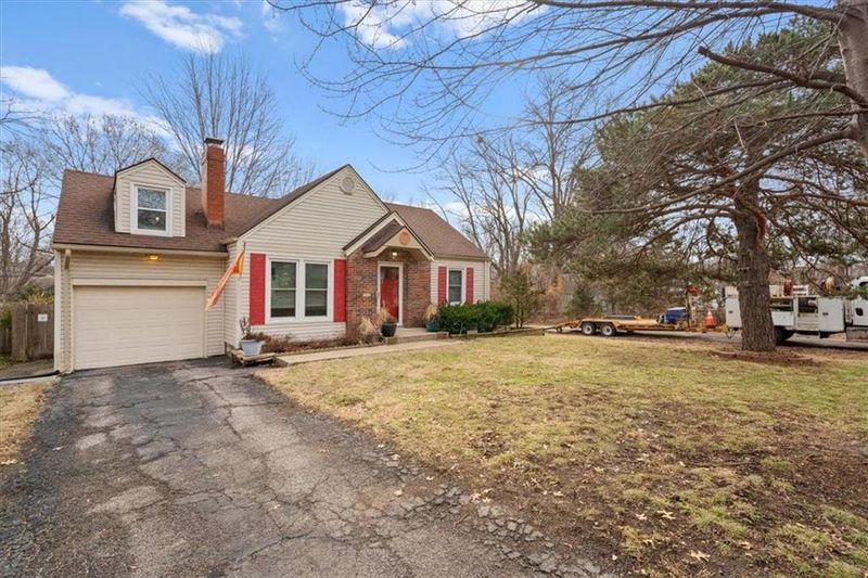 7733 Summit St, Kansas City, MO 64114
