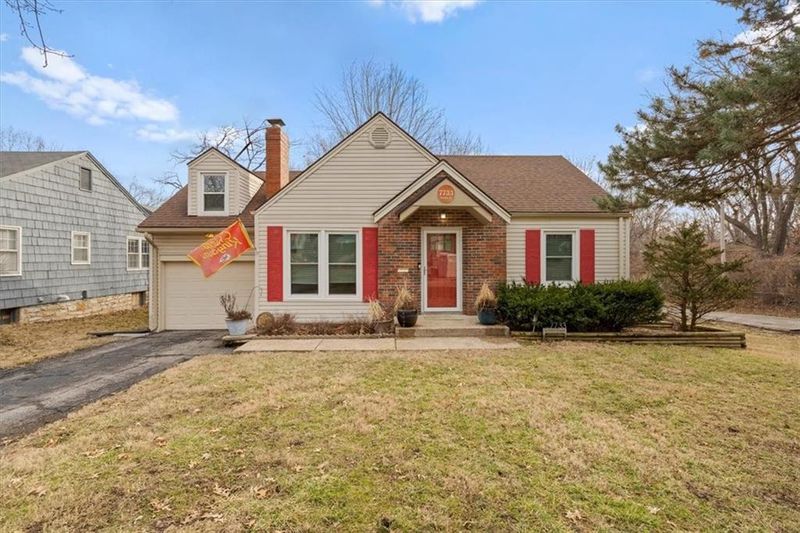 7733 Summit St, Kansas City, MO 64114