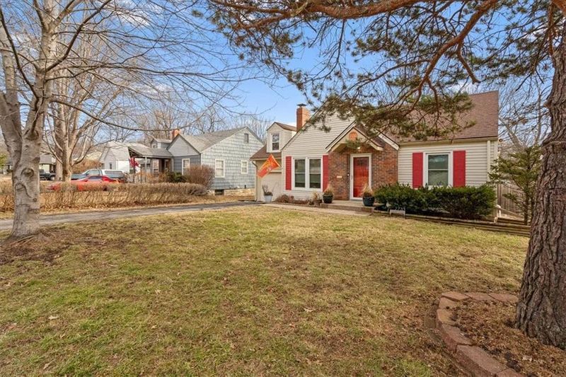 7733 Summit St, Kansas City, MO 64114