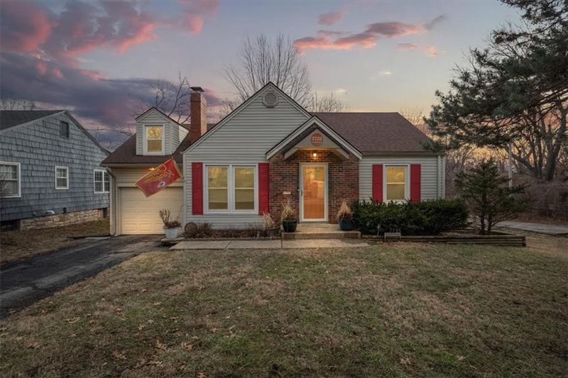 7733 Summit St, Kansas City, MO 64114