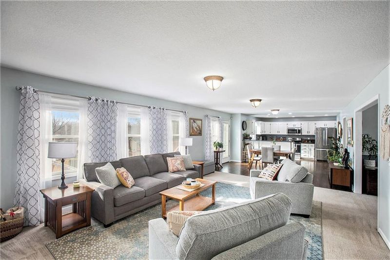 899 Hillcrest Ln, Lansing, KS 66043