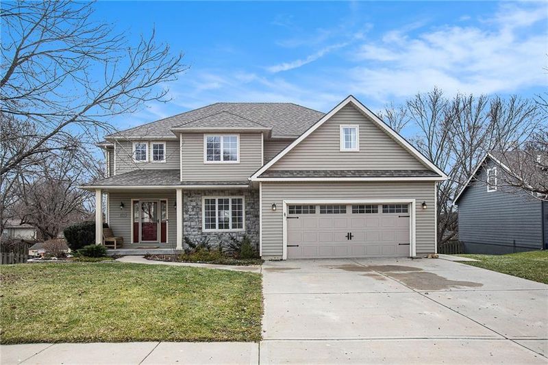 899 Hillcrest Ln, Lansing, KS 66043