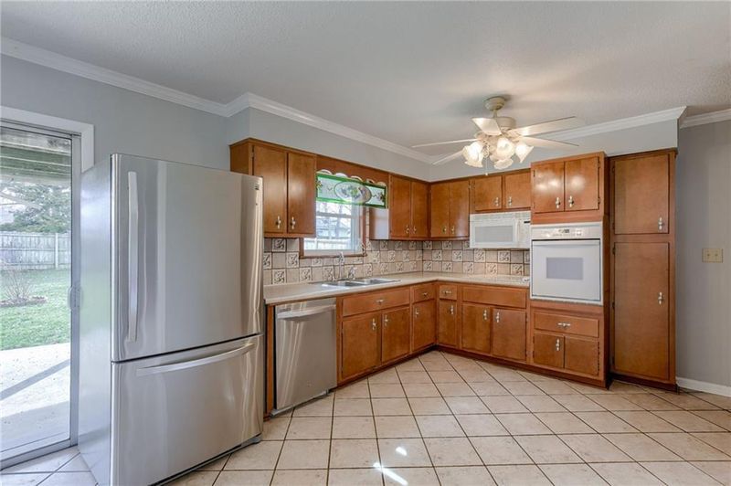 217 NE 88th Ter, Kansas City, MO 64155