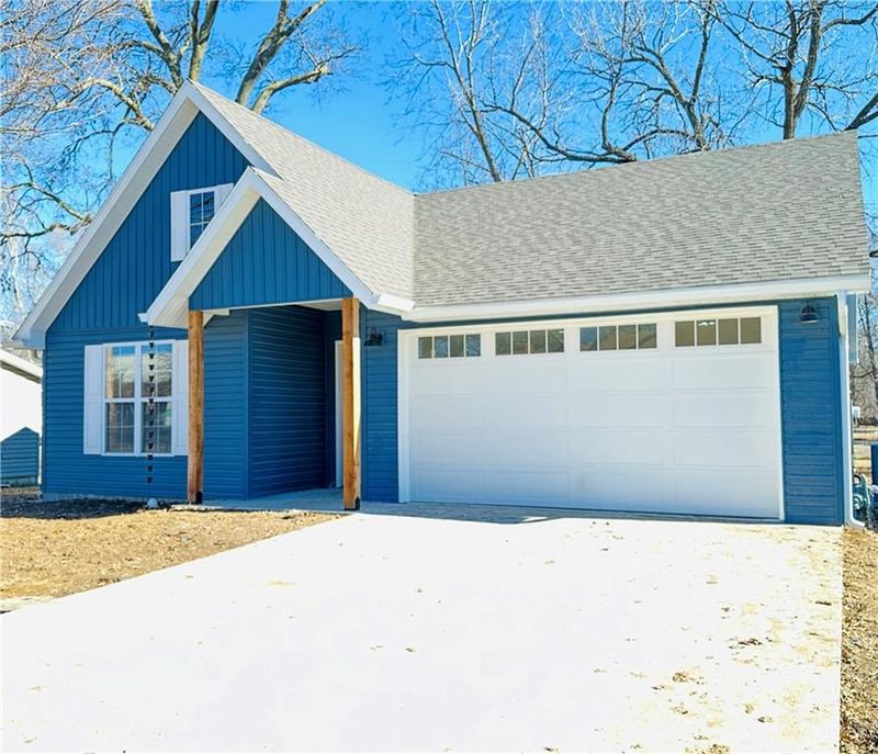 303 S Cayuga St, Frontenac, KS 66763