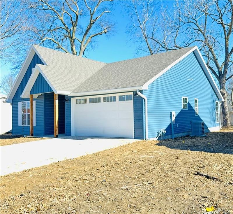 303 S Cayuga St, Frontenac, KS 66763
