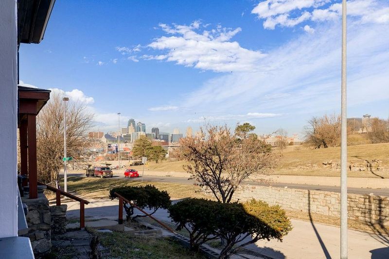 2804 Summit St, Kansas City, MO 64108