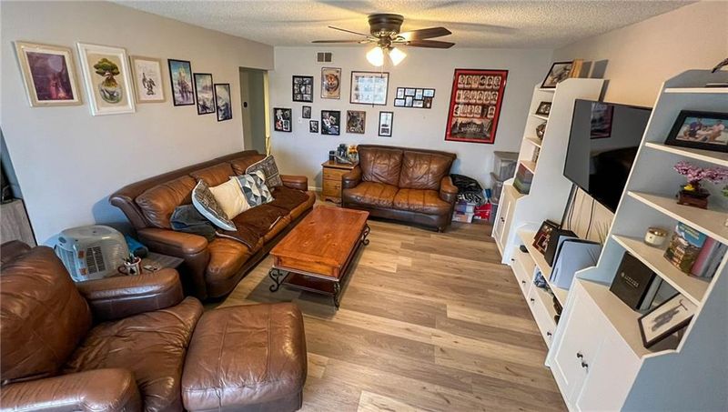 9622 Perry Ln #E, Overland Park, KS 66212