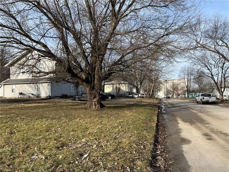8 N Diamond St, Paola, KS 66071