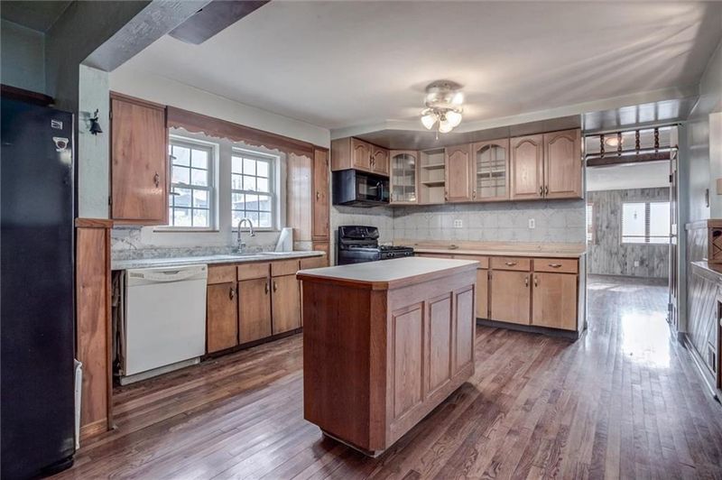 11019 E Norledge St, Sugar Creek, MO 64054