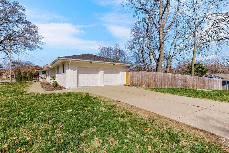 9623 Mission Rd, Overland Park, KS 66206