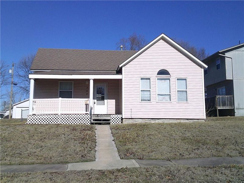 704 W Wea St, Paola, KS 66071