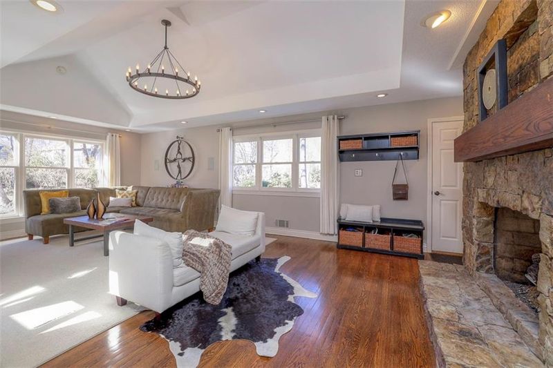 9620 Manor Rd, Leawood, KS 66206