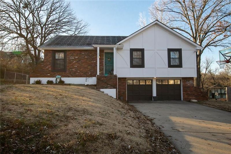 2305 E 110th St, Kansas City, MO 64131