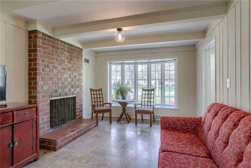 6911 W 69th St, Overland Park, KS 66204
