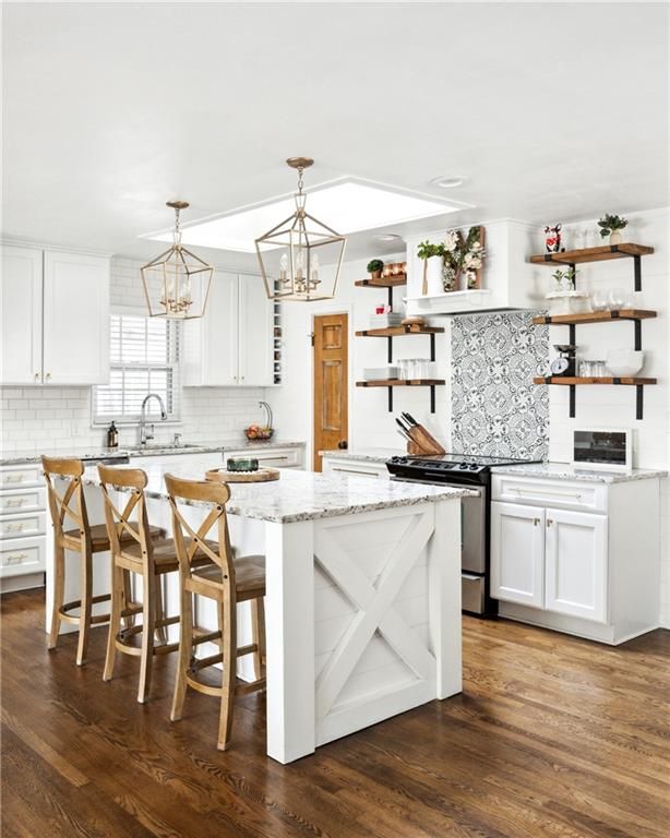 9907 Cedar St, Overland Park, KS 66207