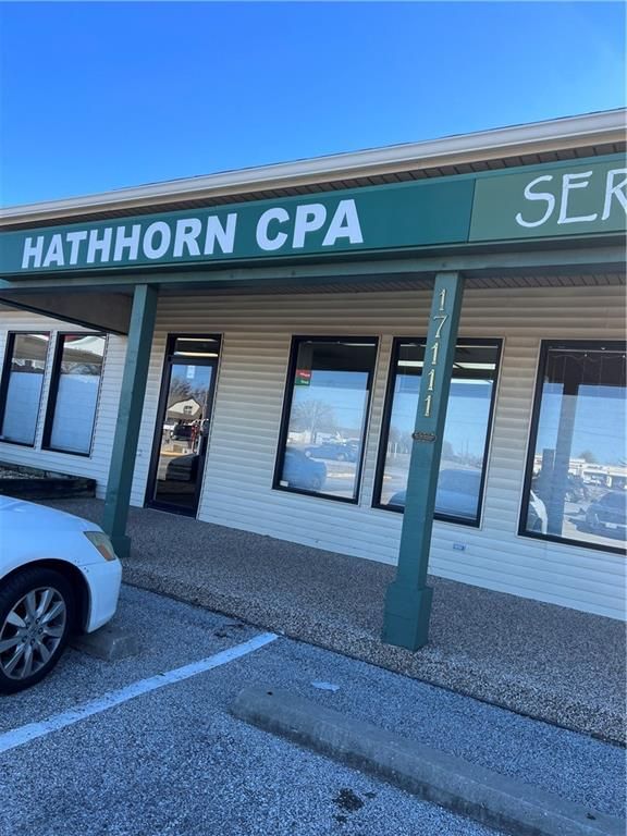 17111 E Us 40 Hw, Independence, MO 64055