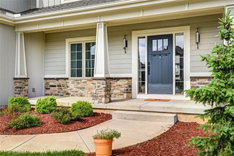 520 NE Hidden View Ln, Lee's Summit, MO 64086