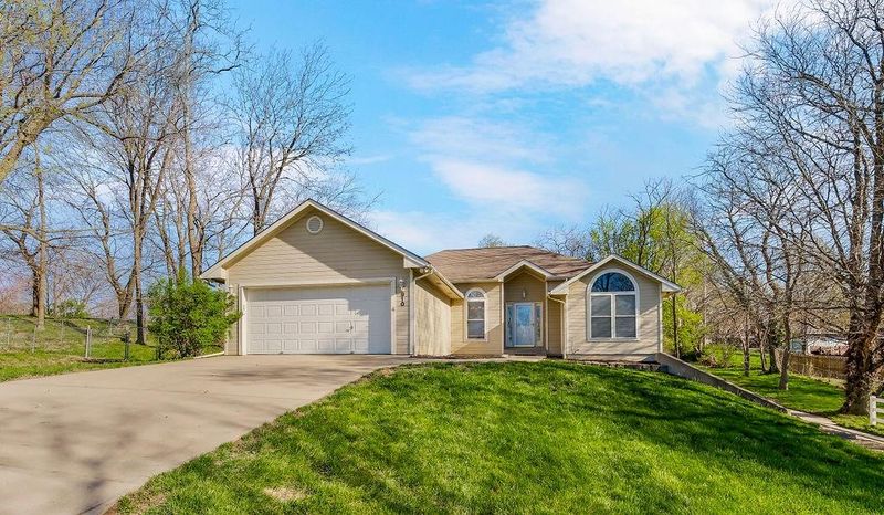 910 NW 69th St, Kansas City, MO 64118