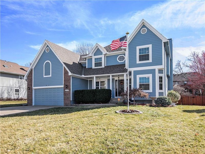 2725 Nottingham Dr, Lee's Summit, MO 64063
