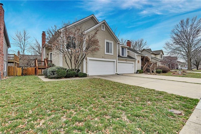 10725 W 115th Pl, Overland Park, KS 66210