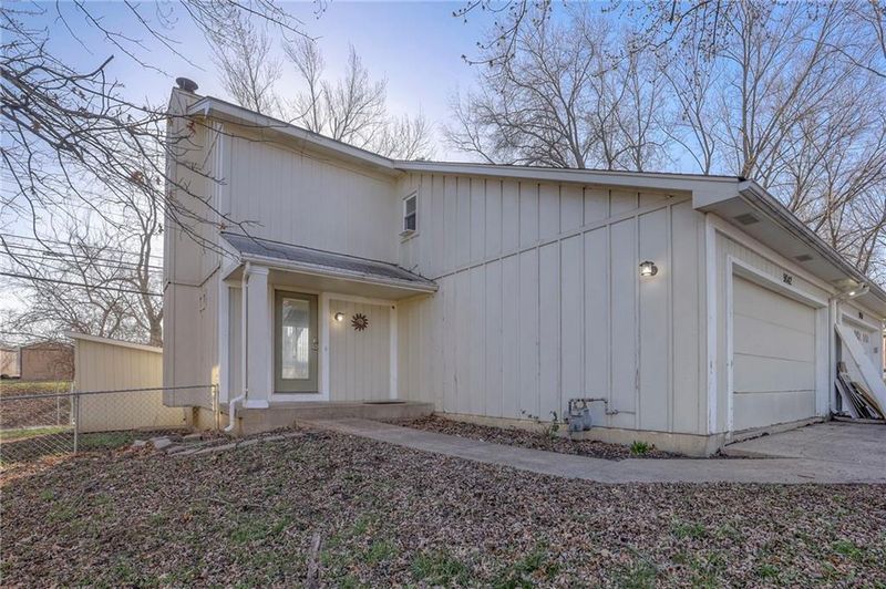 9042 W 83rd Ter, Overland Park, KS 66212